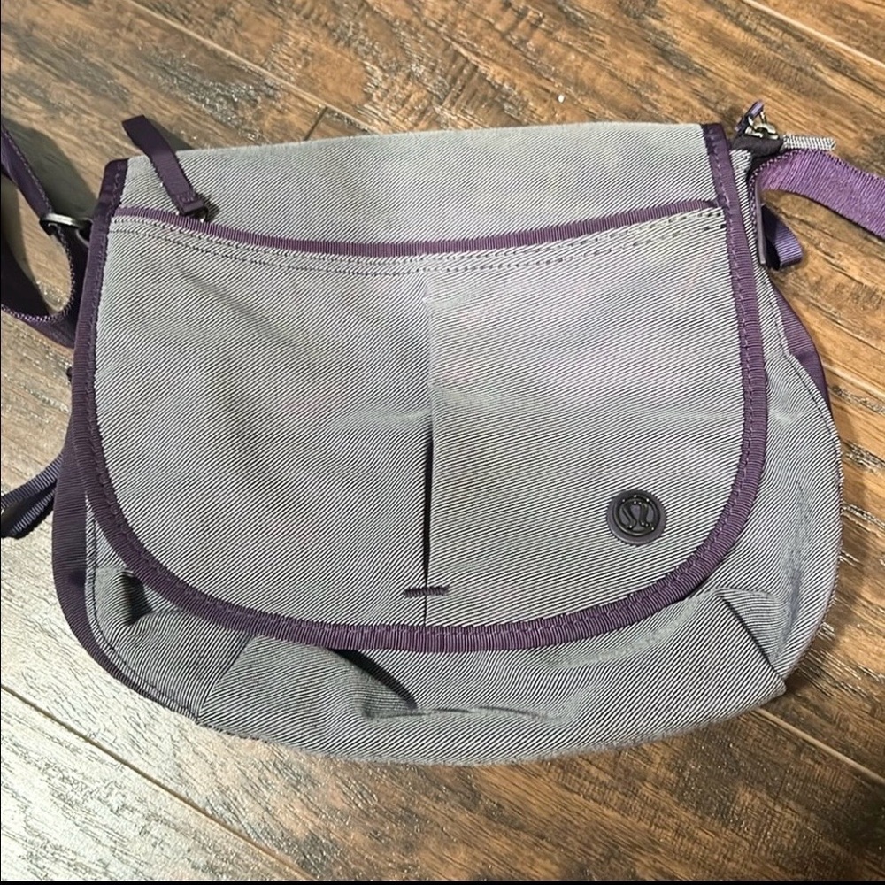 Lululemon The Essentials Crossbody Bag Gray Purple Denim EUC - Picture 2 of 9